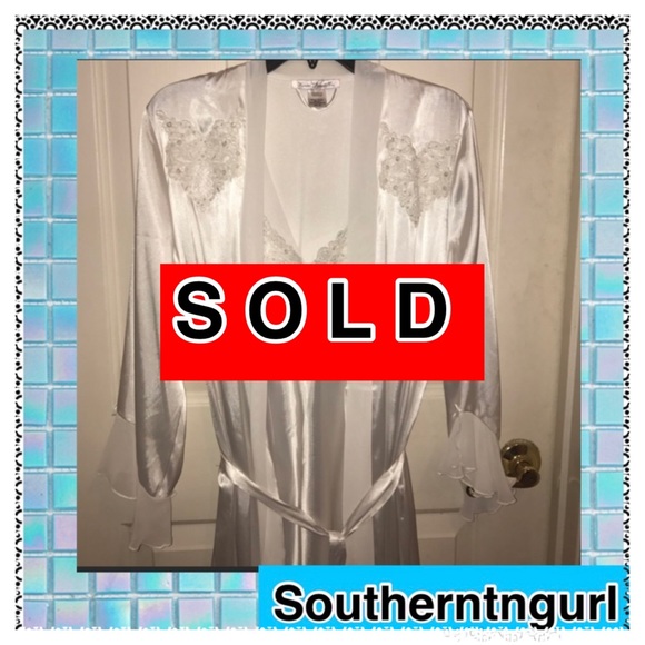 Linea Donatella Other - VINTAGE 💜LINEA DONATELLA💜Peignoir Pearl/Lace Set